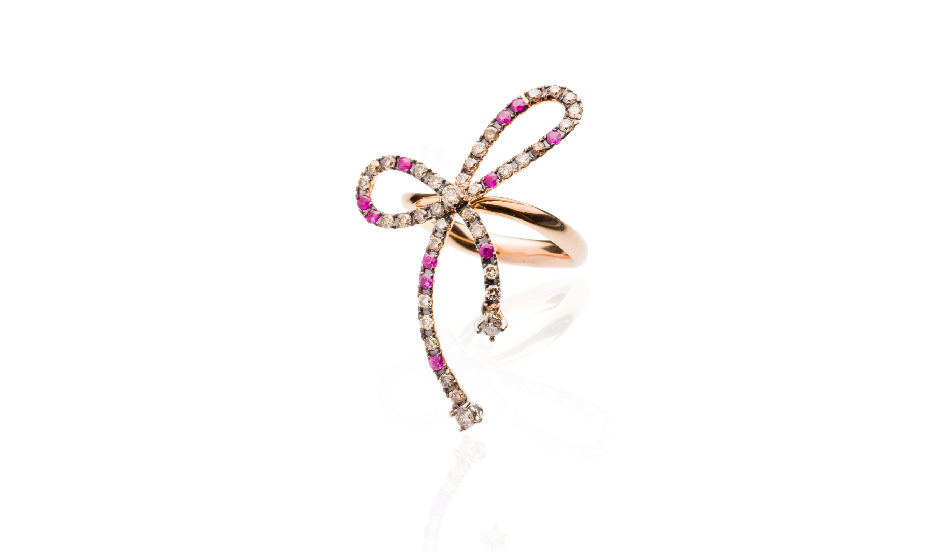 Anello in oro rosa 18kt con zaffiri rosa, diamanti bianchi e champagne
